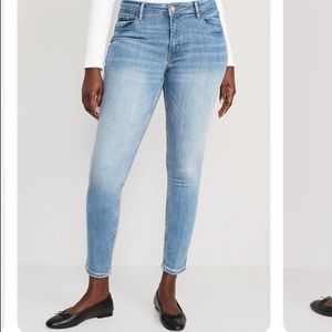 Old Navy Mid-Rise Rockstar Super Skinny Jeans in Pacifica/light wash size 12
